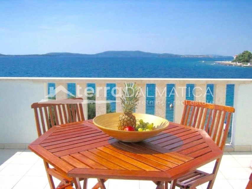 Apartmentvilla mit 7 Wohneinheiten und Gebäude, Žaborić – erste Reihe zum Meer
