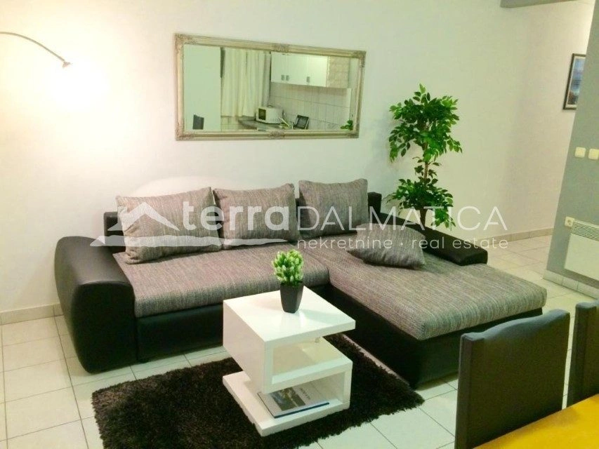 Apartmentvilla mit 7 Wohneinheiten und Gebäude, Žaborić – erste Reihe zum Meer