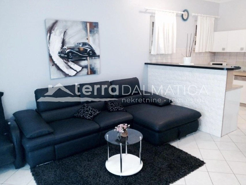 Apartmentvilla mit 7 Wohneinheiten und Gebäude, Žaborić – erste Reihe zum Meer