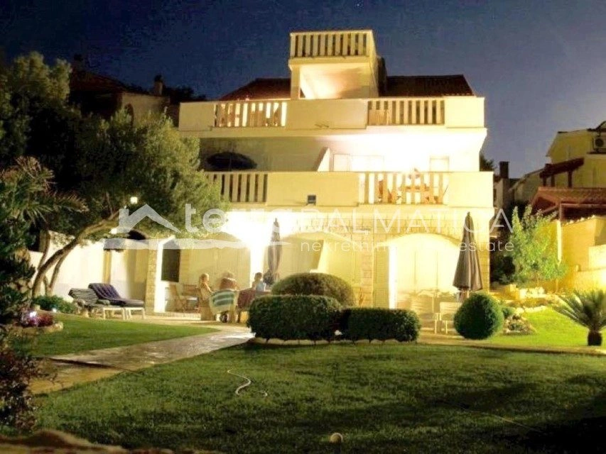 Apartmentvilla mit 7 Wohneinheiten und Gebäude, Žaborić – erste Reihe zum Meer