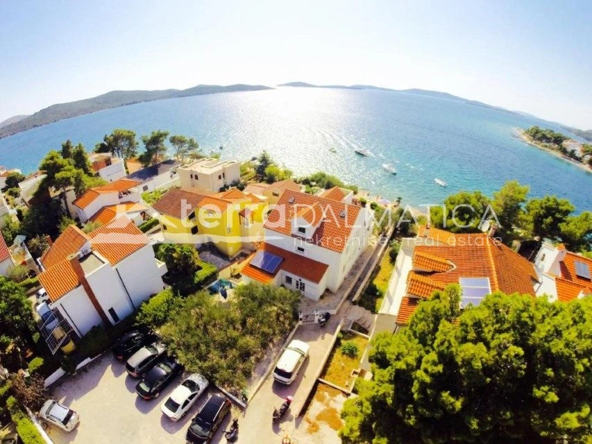 Apartmentvilla mit 7 Wohneinheiten und Gebäude, Žaborić – erste Reihe zum Meer