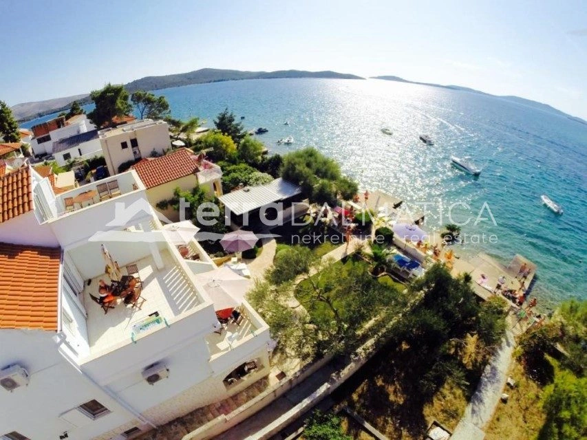 Apartmentvilla mit 7 Wohneinheiten und Gebäude, Žaborić – erste Reihe zum Meer