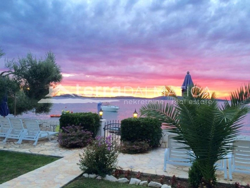 Apartmentvilla mit 7 Wohneinheiten und Gebäude, Žaborić – erste Reihe zum Meer