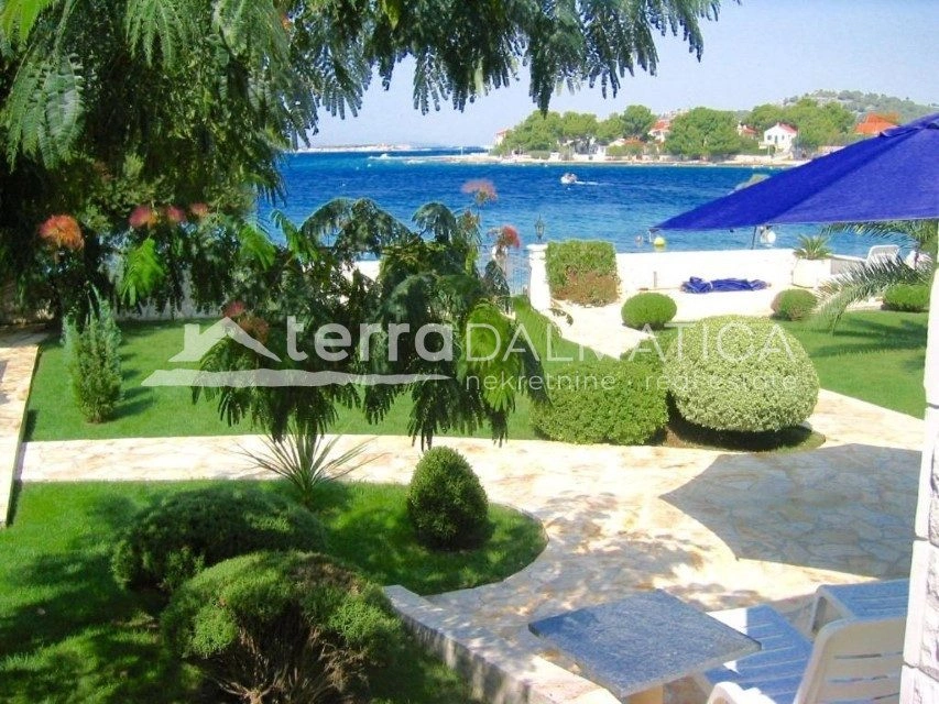 Apartmentvilla mit 7 Wohneinheiten und Gebäude, Žaborić – erste Reihe zum Meer