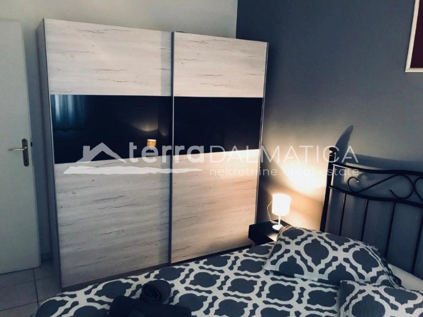 Apartmentvilla mit 7 Wohneinheiten und Gebäude, Žaborić – erste Reihe zum Meer