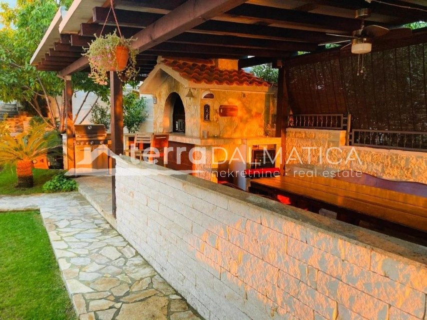 Apartmentvilla mit 7 Wohneinheiten und Gebäude, Žaborić – erste Reihe zum Meer