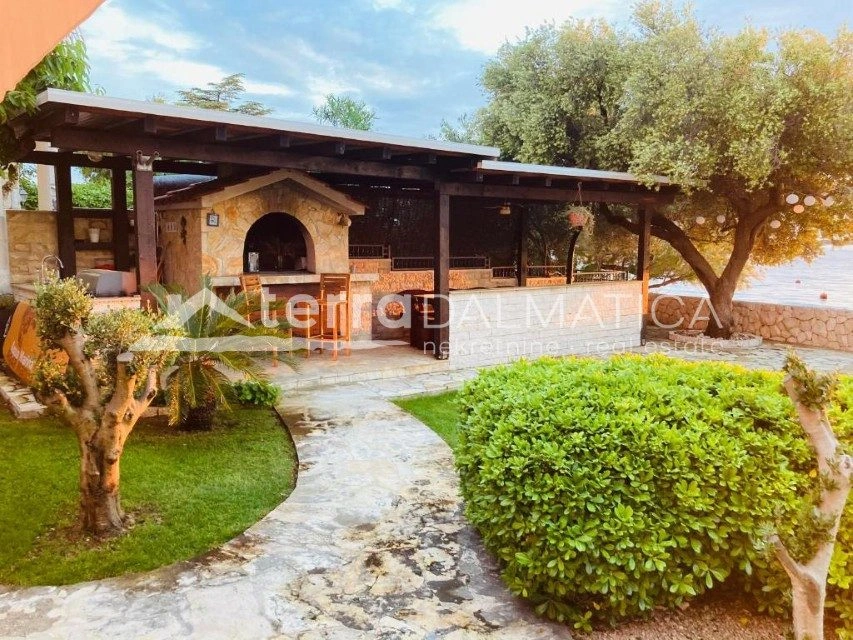 Apartmentvilla mit 7 Wohneinheiten und Gebäude, Žaborić – erste Reihe zum Meer