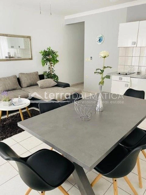 Apartmentvilla mit 7 Wohneinheiten und Gebäude, Žaborić – erste Reihe zum Meer