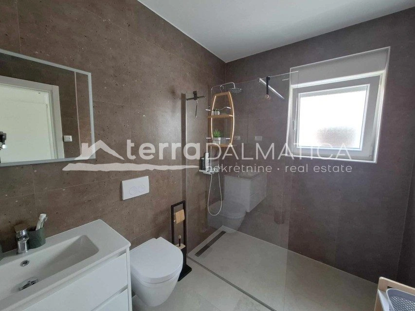 Familienhaus in Vodice – mit Swimmingpool, in Strandnähe