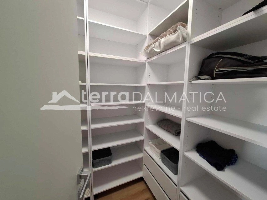 Familienhaus in Vodice – mit Swimmingpool, in Strandnähe