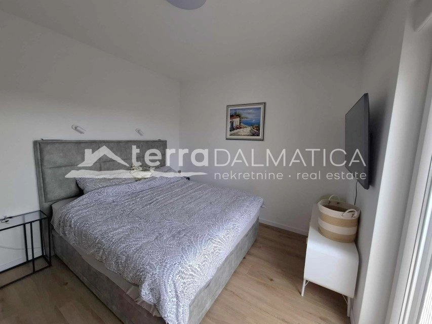 Familienhaus in Vodice – mit Swimmingpool, in Strandnähe