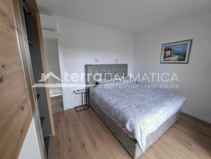 Familienhaus in Vodice – mit Swimmingpool, in Strandnähe