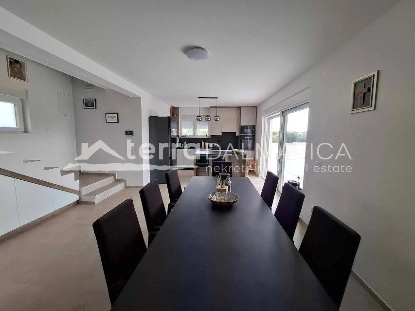 Familienhaus in Vodice – mit Swimmingpool, in Strandnähe