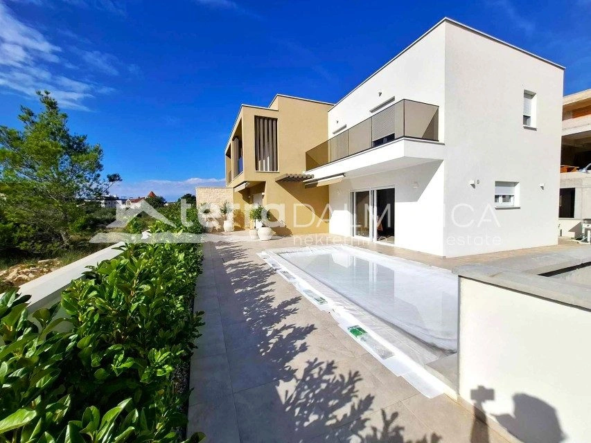 Familienhaus in Vodice – mit Swimmingpool, in Strandnähe