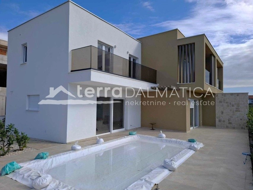 Familienhaus in Vodice – mit Swimmingpool, in Strandnähe