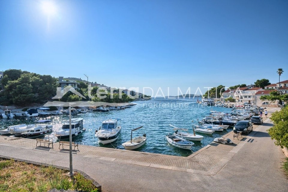 Villa in Rogoznica – erste Reihe zum Meer, Swimmingpool, Neubau