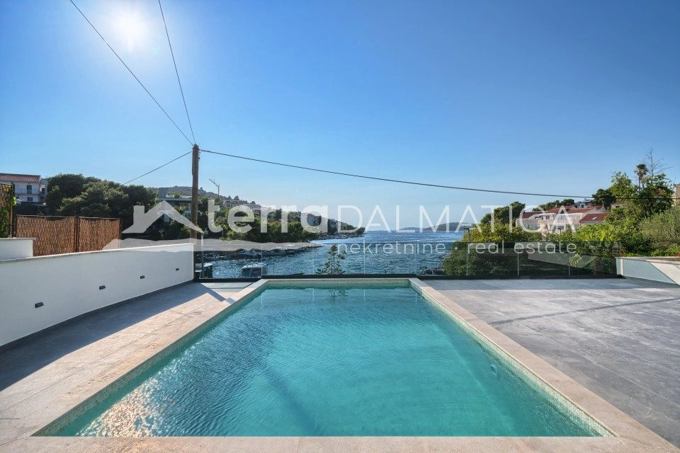 Villa in Rogoznica – erste Reihe zum Meer, Swimmingpool, Neubau