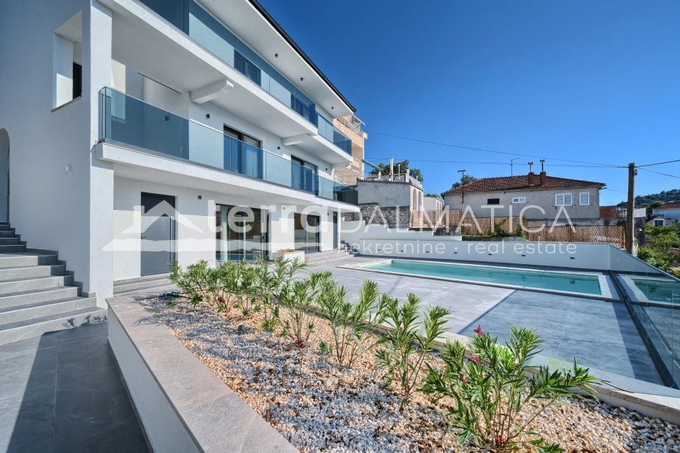 Villa in Rogoznica – erste Reihe zum Meer, Swimmingpool, Neubau