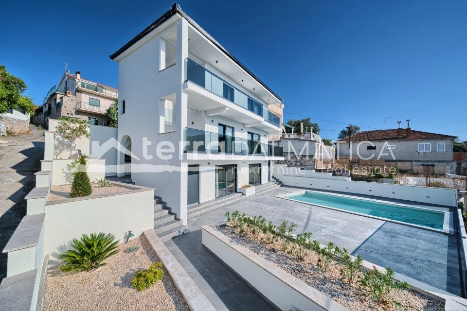 Villa in Rogoznica – erste Reihe zum Meer, Swimmingpool, Neubau