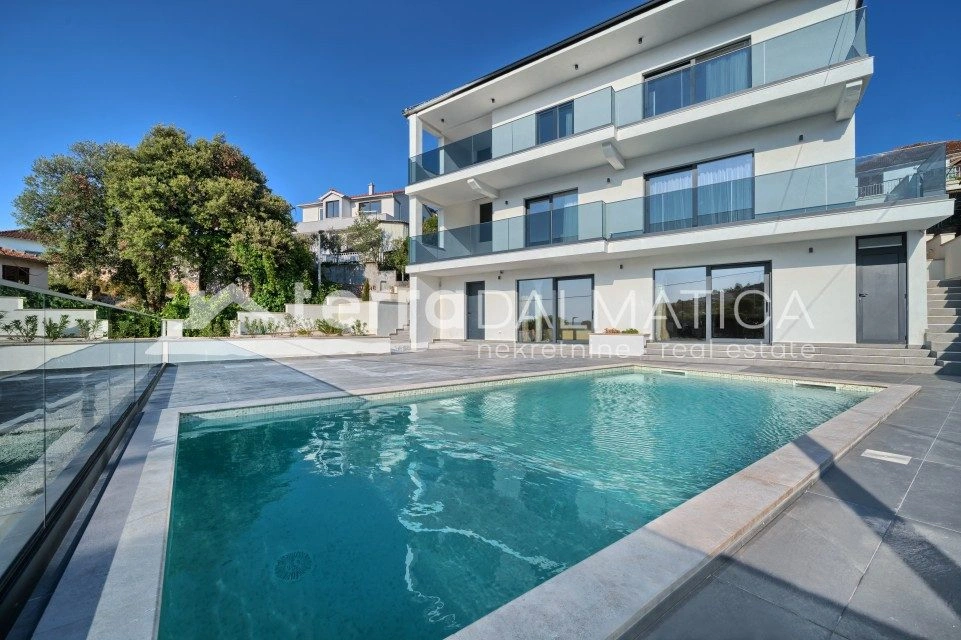 Villa in Rogoznica – erste Reihe zum Meer, Swimmingpool, Neubau