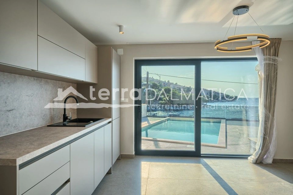 Villa in Rogoznica – erste Reihe zum Meer, Swimmingpool, Neubau