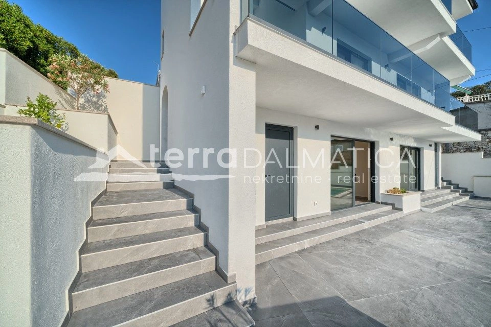 Villa in Rogoznica – erste Reihe zum Meer, Swimmingpool, Neubau