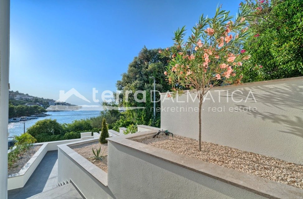 Villa in Rogoznica – erste Reihe zum Meer, Swimmingpool, Neubau