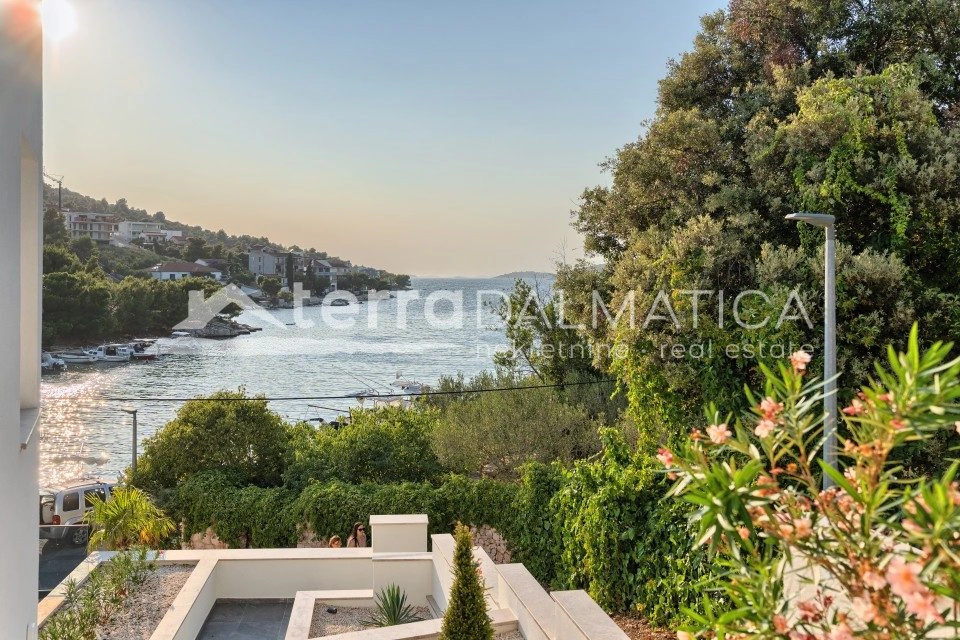 Villa in Rogoznica – erste Reihe zum Meer, Swimmingpool, Neubau