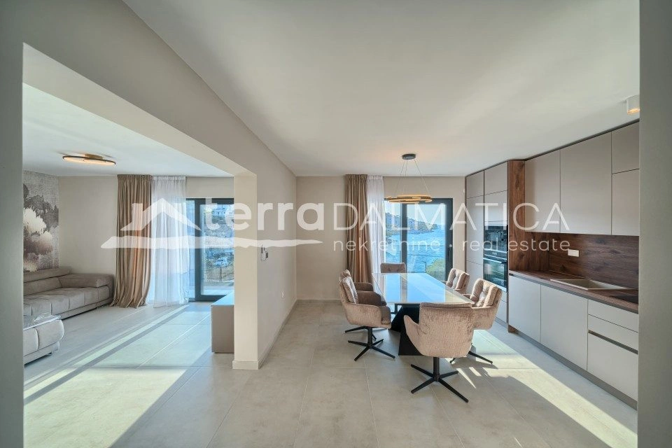 Villa in Rogoznica – erste Reihe zum Meer, Swimmingpool, Neubau