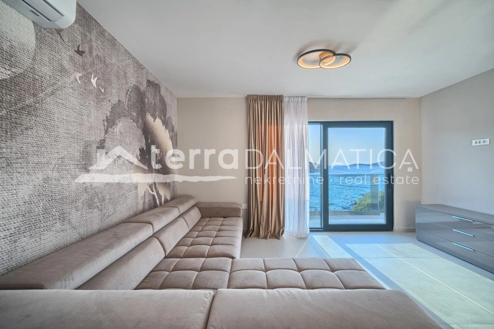 Villa in Rogoznica – erste Reihe zum Meer, Swimmingpool, Neubau