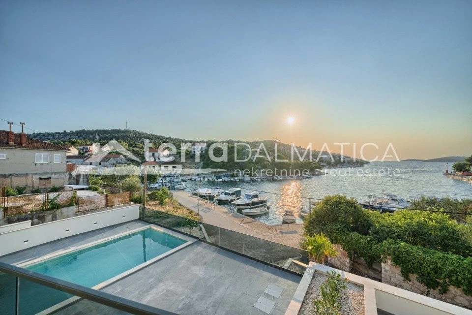 Villa in Rogoznica – erste Reihe zum Meer, Swimmingpool, Neubau