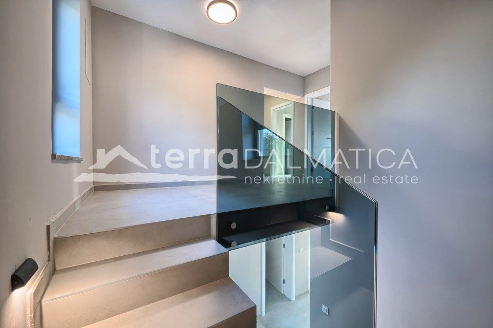 Villa in Rogoznica – erste Reihe zum Meer, Swimmingpool, Neubau