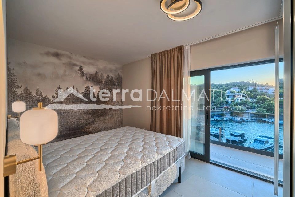 Villa in Rogoznica – erste Reihe zum Meer, Swimmingpool, Neubau