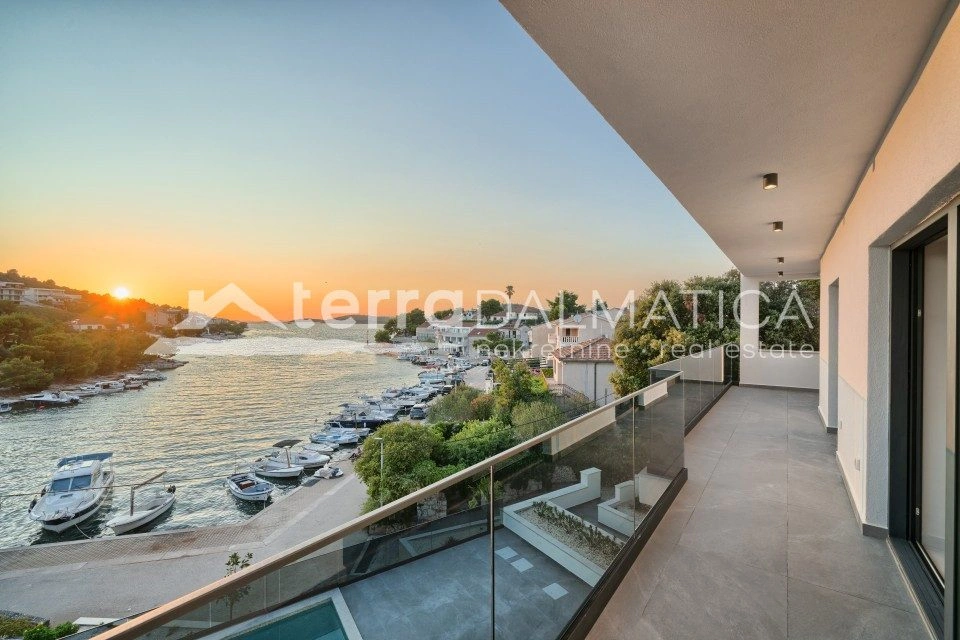 Villa in Rogoznica – erste Reihe zum Meer, Swimmingpool, Neubau