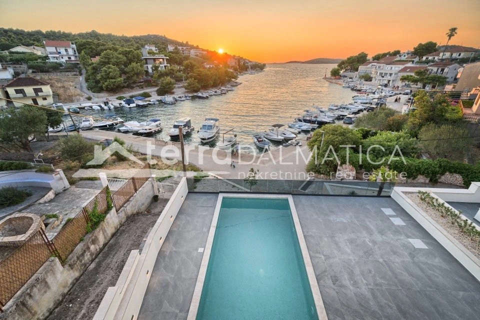 Villa in Rogoznica – erste Reihe zum Meer, Swimmingpool, Neubau