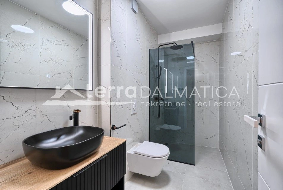 Villa in Rogoznica – erste Reihe zum Meer, Swimmingpool, Neubau