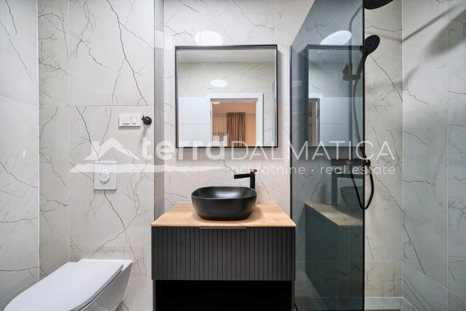 Villa in Rogoznica – erste Reihe zum Meer, Swimmingpool, Neubau