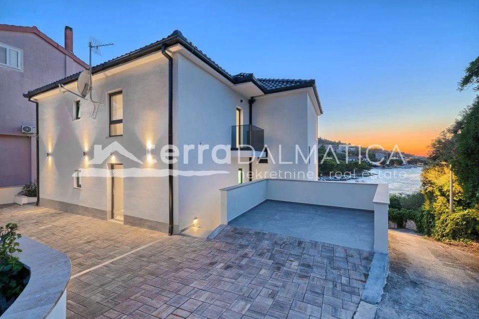 Villa in Rogoznica – erste Reihe zum Meer, Swimmingpool, Neubau