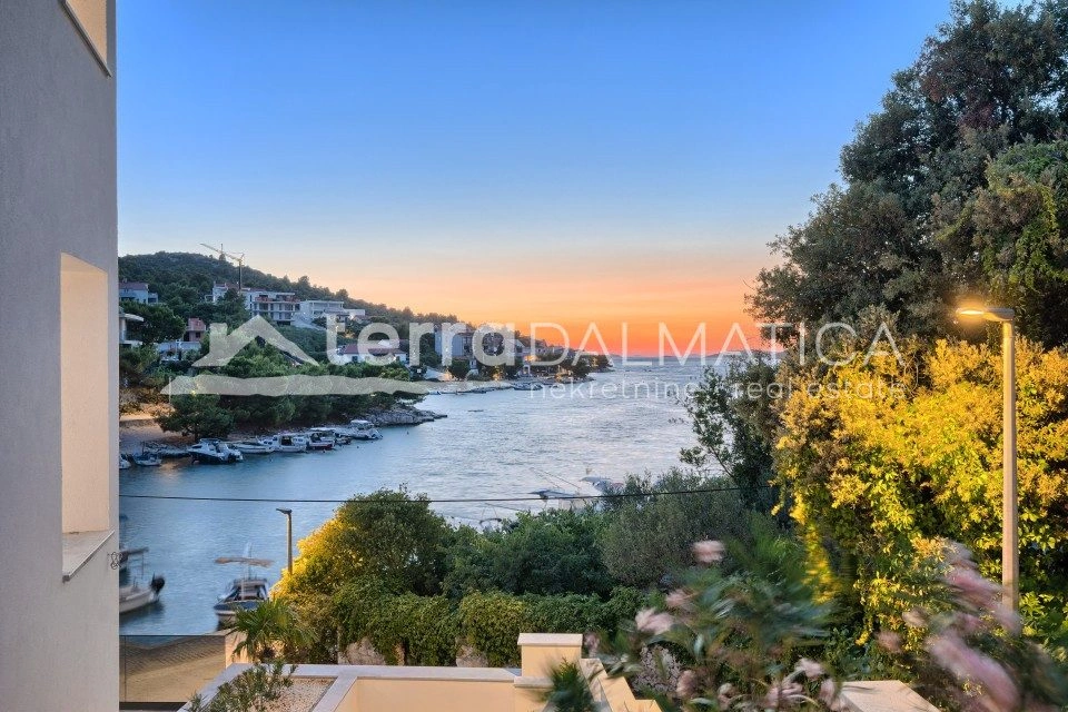 Villa in Rogoznica – erste Reihe zum Meer, Swimmingpool, Neubau