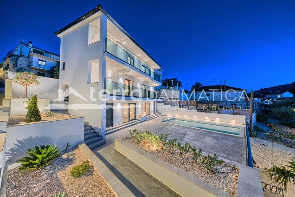 Villa in Rogoznica – erste Reihe zum Meer, Swimmingpool, Neubau