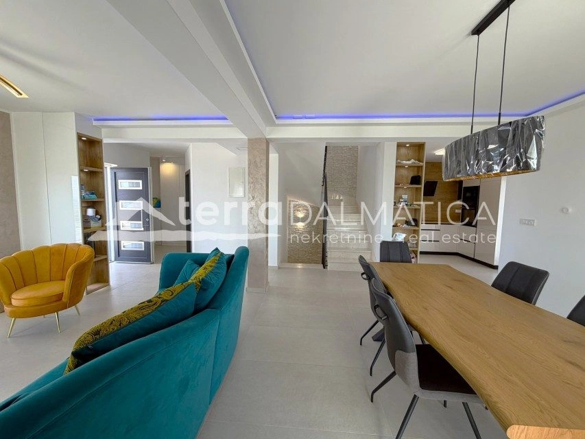 Moderní vila, Primošten – panoramatický výhled a bazén