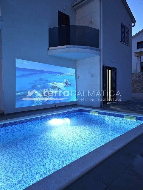 Moderní vila, Primošten – panoramatický výhled a bazén