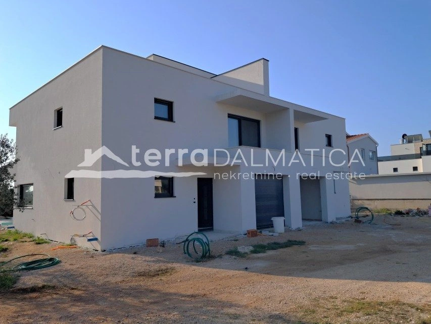 Haus in Vodice mit Swimmingpool – Neubau, 3 Schlafzimmer