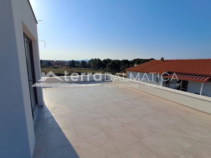 Haus in Vodice mit Swimmingpool – Neubau, 3 Schlafzimmer