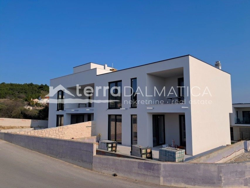 Doppelhaushälfte mit Pool in Vodice – Neubau, Meerblick