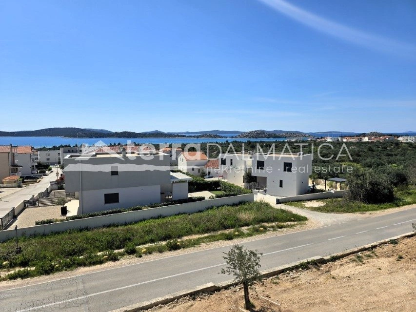 Doppelhaushälfte mit separater Wohnung, Tribunj – Swimmingpool, Aussicht