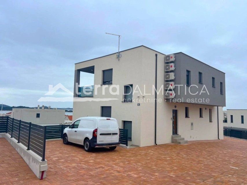 Doppelhaushälfte mit separater Wohnung, Tribunj – Swimmingpool, Aussicht