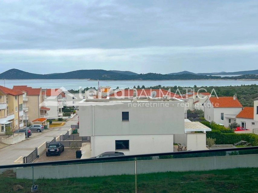 Doppelhaushälfte mit separater Wohnung, Tribunj – Swimmingpool, Aussicht