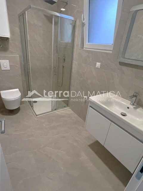 Doppelhaushälfte mit separater Wohnung, Tribunj – Swimmingpool, Aussicht