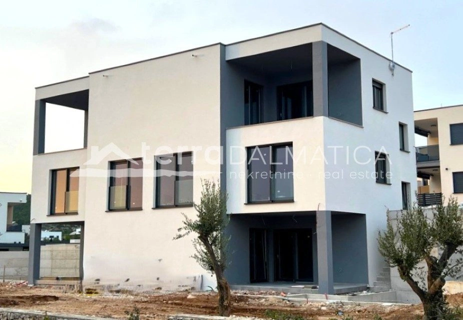 Doppelhaushälfte mit separater Wohnung, Tribunj – Swimmingpool, Aussicht